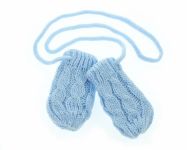 BABY NELLYS Zimní pletené  kojenecké rukavičky se vzorem - sv. modré